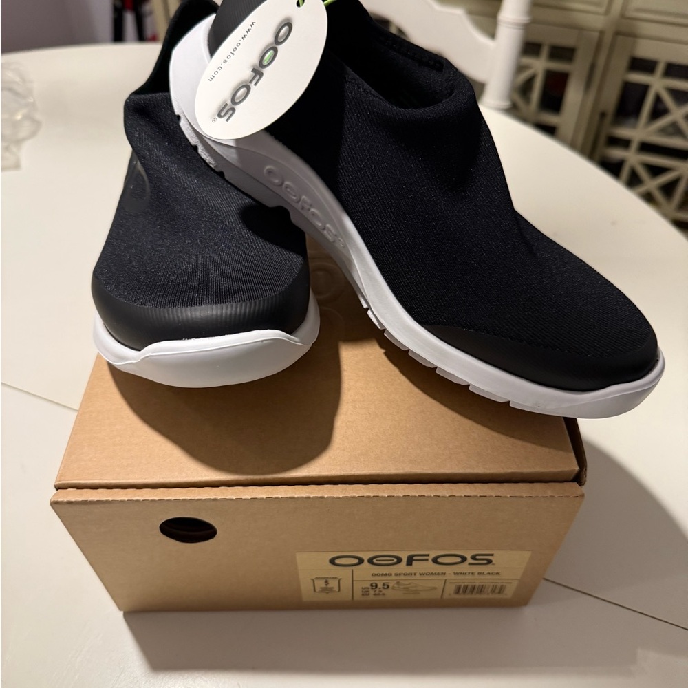 Oofos sport women - white/black.  Never worn.  New with tags and box